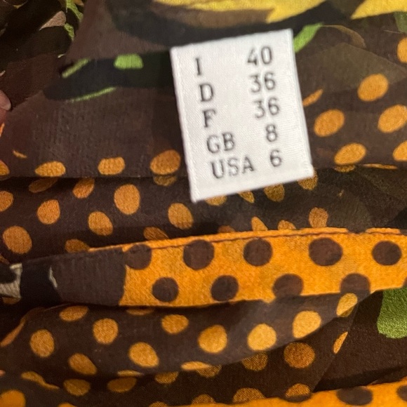 Moschino 100% silk multi-color top. Size 6. (Will fit a M/8, generous fit) - Picture 8 of 9